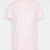 Guess ROLL CUFF TEE - Print T-shirt - Pastel Dream